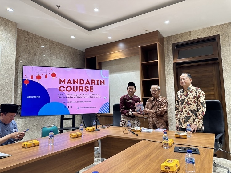 阿拉扎大學孔子學院向獨立清真寺贈書。阿拉扎大學孔子學院供圖