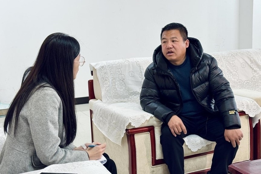 人民網(wǎng)記者采訪“在水一方”小區(qū)住戶。人民網(wǎng) 高清揚(yáng)攝