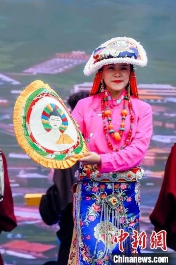 圖為身著民族服飾的演員們展示果洛特色產(chǎn)品。 果洛州文體旅游廣電局 供圖