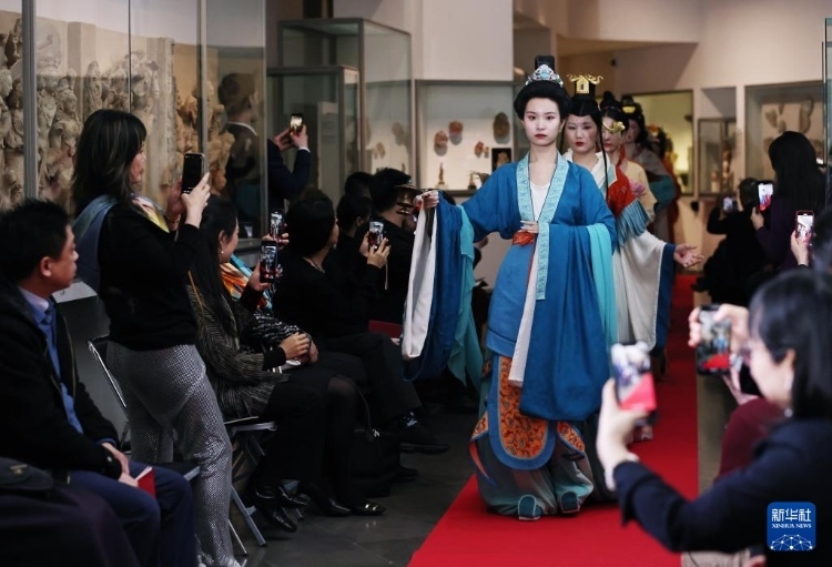 3月13日，在位于法國巴黎的吉美國立亞洲藝術(shù)博物館，模特展示敦煌復(fù)原服飾。新華社記者 高靜 攝