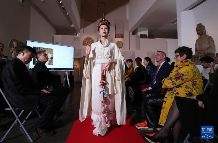 3月13日，在位于法國巴黎的吉美國立亞洲藝術(shù)博物館，模特展示敦煌復(fù)原服飾。新華社記者 高靜 攝