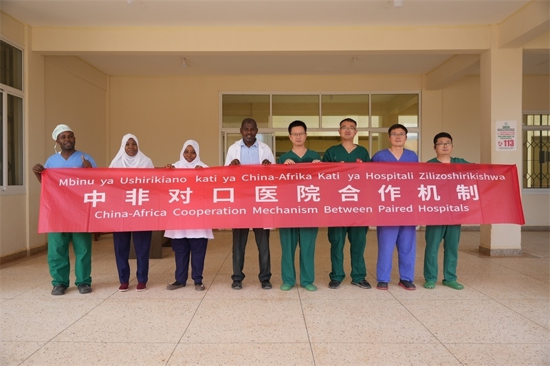 醫(yī)療隊(duì)隊(duì)隊(duì)員和基文吉區(qū)醫(yī)院院長(zhǎng)（左四）及醫(yī)護(hù)人員合影。中國(guó)援桑醫(yī)療隊(duì)供圖