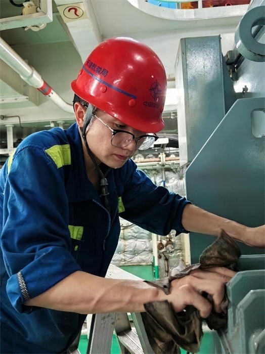 “天鯤號”工作人員正在對設(shè)備進(jìn)行清潔維護(hù)。“天鯤號”供圖