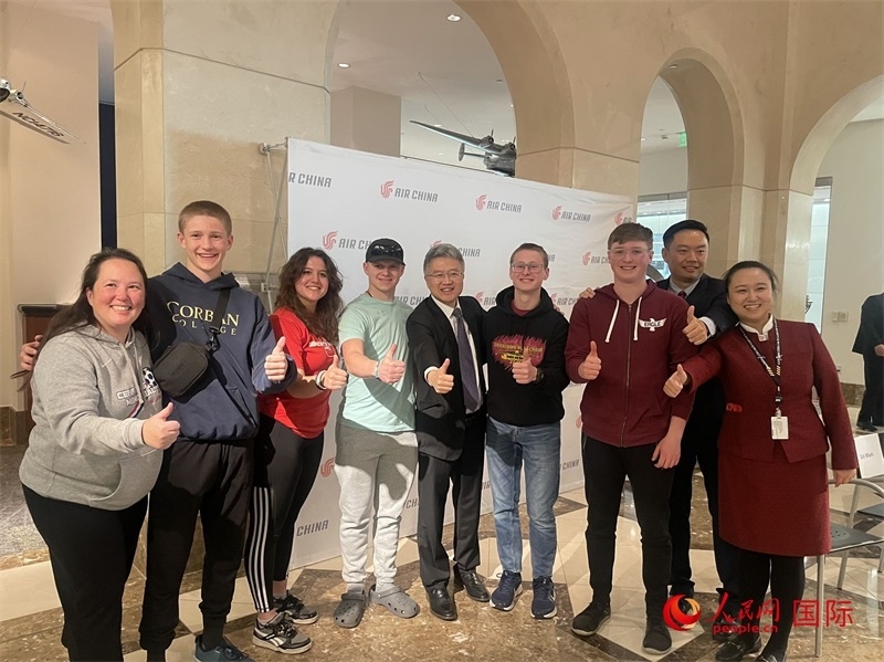 師生們出發(fā)前與國航工作人員合影留念。人民網(wǎng)記者 鄧圩攝