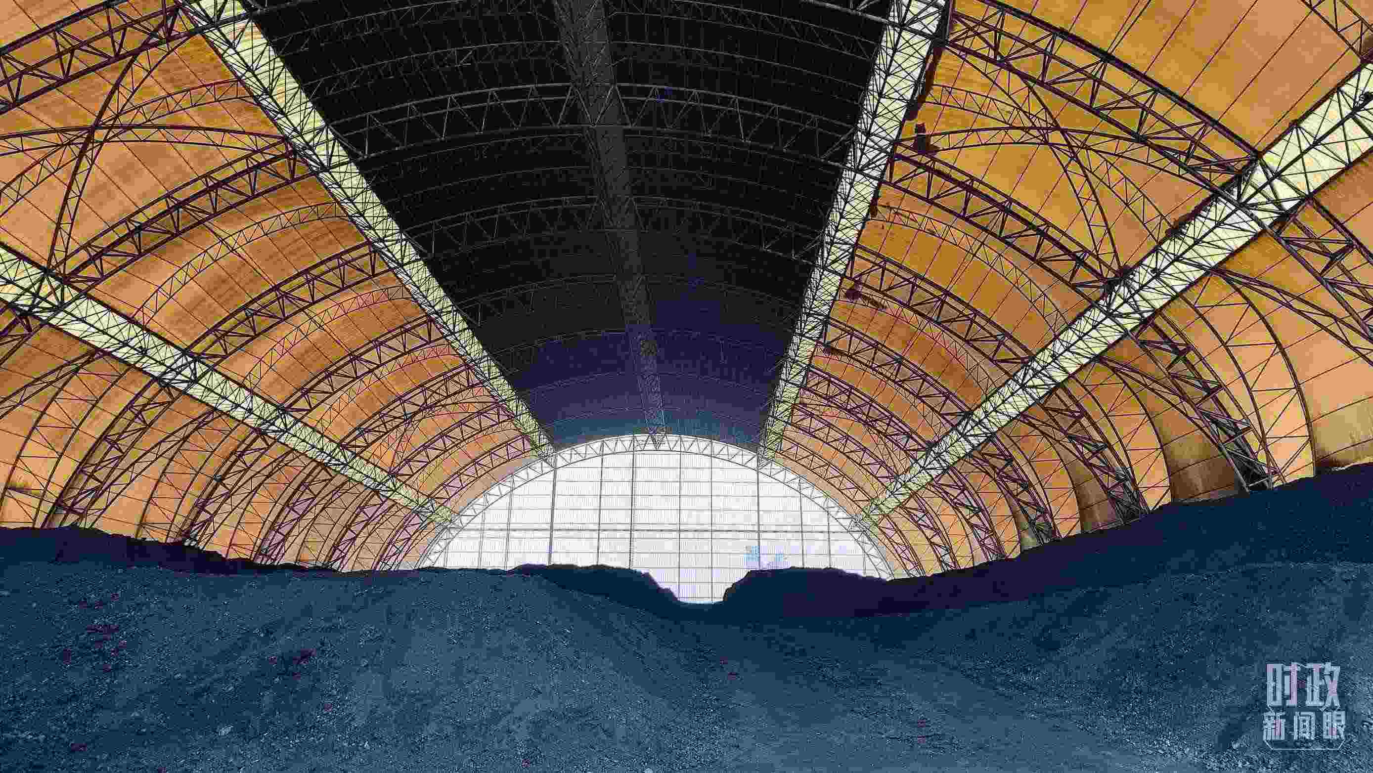 山西瑞光熱電有限責(zé)任公司儲(chǔ)煤場。2022年1月，習(xí)近平來到這里察看煤場儲(chǔ)煤情況。（總臺央視記者楊立峰拍攝）