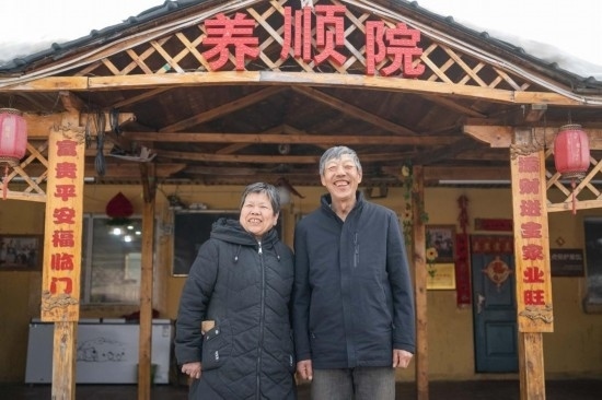 在伊春市友好區(qū)，伊春森工上甘嶺林業(yè)局有限責任公司溪水林場分公司退休職工劉養(yǎng)順（右）和老伴楊秋娥在自家農(nóng)家院中（3月13日攝）。新華社記者 謝劍飛 攝