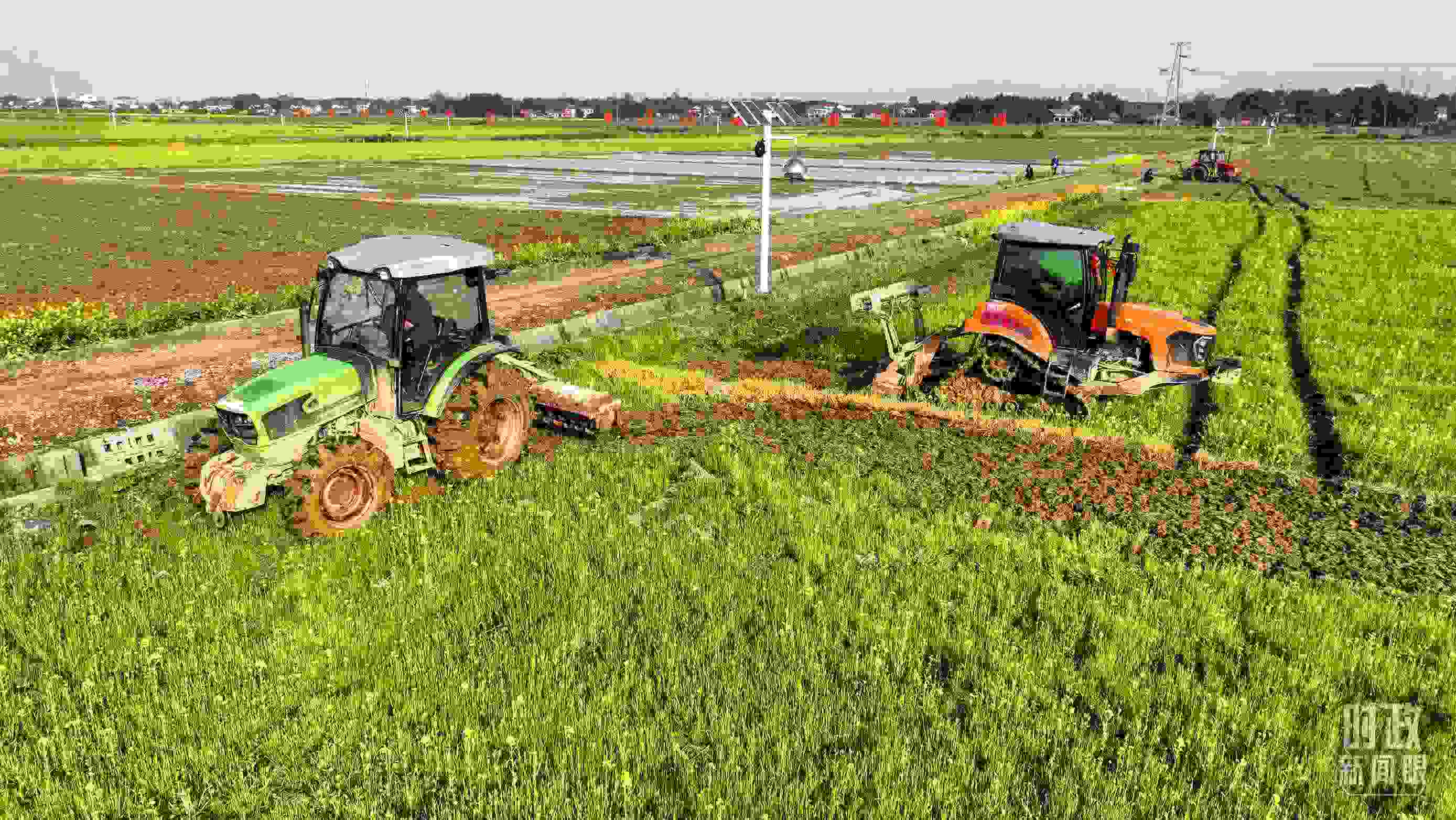 △位于港中坪村的糧食生產(chǎn)萬畝綜合示范片區(qū)，春耕備耕生產(chǎn)繁忙。（總臺央廣記者潘毅拍攝）