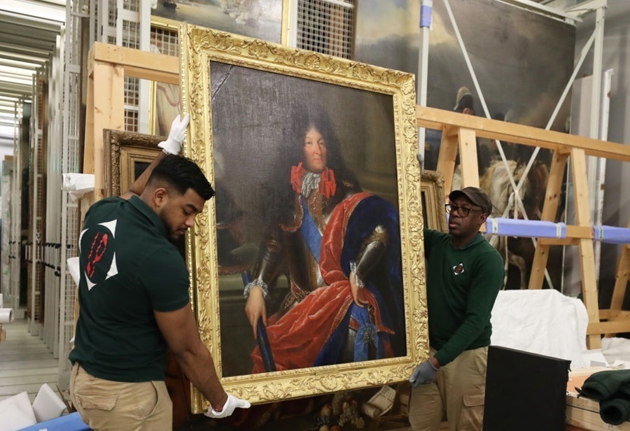  2024年3月11日，在法國(guó)巴黎近郊的凡爾賽宮，工作人員準(zhǔn)備打包油畫(huà)《路易十四戎裝像》。在2024年中法建交60周年暨中法文化旅游年之際，凡爾賽宮和故宮博物院將于4月至6月在故宮共同舉辦“凡爾賽宮與紫禁城”展覽。凡爾賽宮工作人員將70余件法方展品打包裝箱，計(jì)劃在不久之后將其運(yùn)往北京。新華社記者 高靜 攝