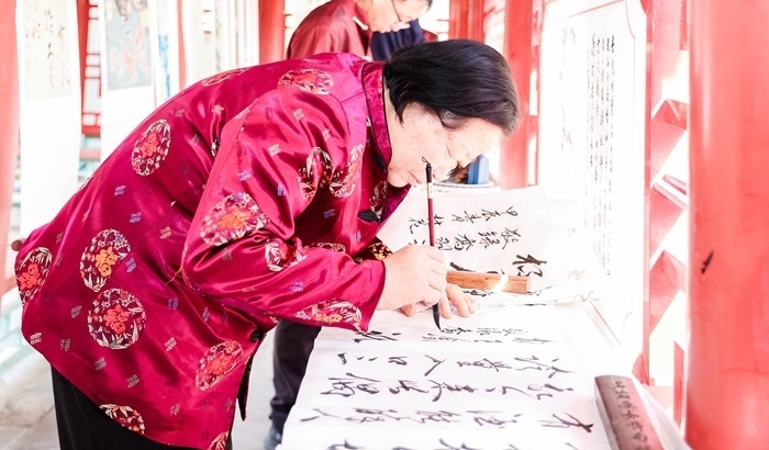 杏花節(jié)書畫展上書法家現(xiàn)場創(chuàng)作。受訪方供圖