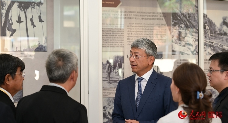 陳海大使了解中國(guó)遠(yuǎn)征軍紀(jì)念館情況。人民網(wǎng)記者 謝佳君攝