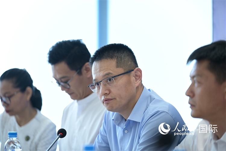 緬甸中國企業(yè)商會會長、工商銀行仰光分行行長劉銘介紹有關情況-人民網記者謝佳君攝