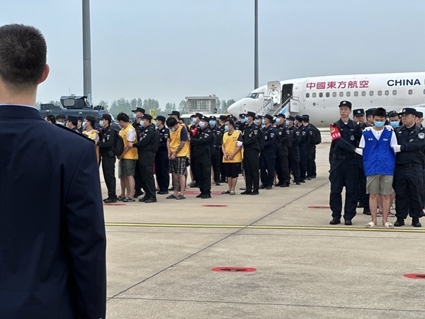 中國(guó)籍涉賭詐違法犯罪嫌疑人從柬埔寨被押解回國(guó)。人民網(wǎng)記者 郝萍攝