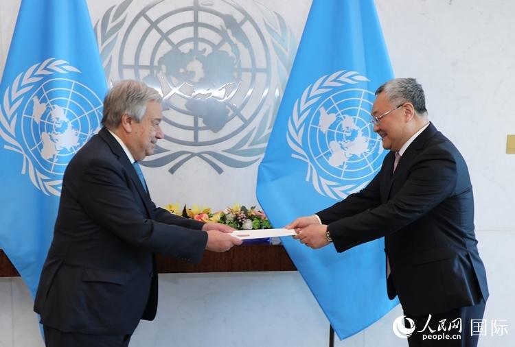 4月16日，中國新任常駐聯(lián)合國代表、特命全權(quán)大使傅聰在紐約聯(lián)合國總部向聯(lián)合國秘書長古特雷斯遞交了全權(quán)證書。 人民網(wǎng)記者 李志偉攝