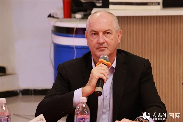 巴西里約大都會研究所執(zhí)行官西奧·舒克在座談會上致辭。人民網(wǎng)記者 陳海琪攝