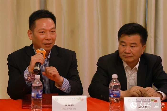 武漢市僑聯(lián)主席徐祥忠（左）在座談會上致辭。人民網(wǎng)記者 陳海琪攝