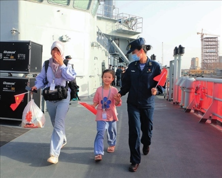 海軍軍艦赴蘇丹緊急撤離我在蘇丹人員。圖為海軍官兵帶領同胞登艦（2023年4月26日攝）。丁家興攝