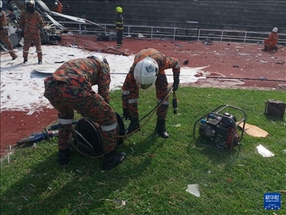 4月23日，救援人員在馬來(lái)西亞霹靂州的直升機(jī)墜毀現(xiàn)場(chǎng)救援。新華社發(fā)（馬來(lái)西亞消防拯救局供圖）