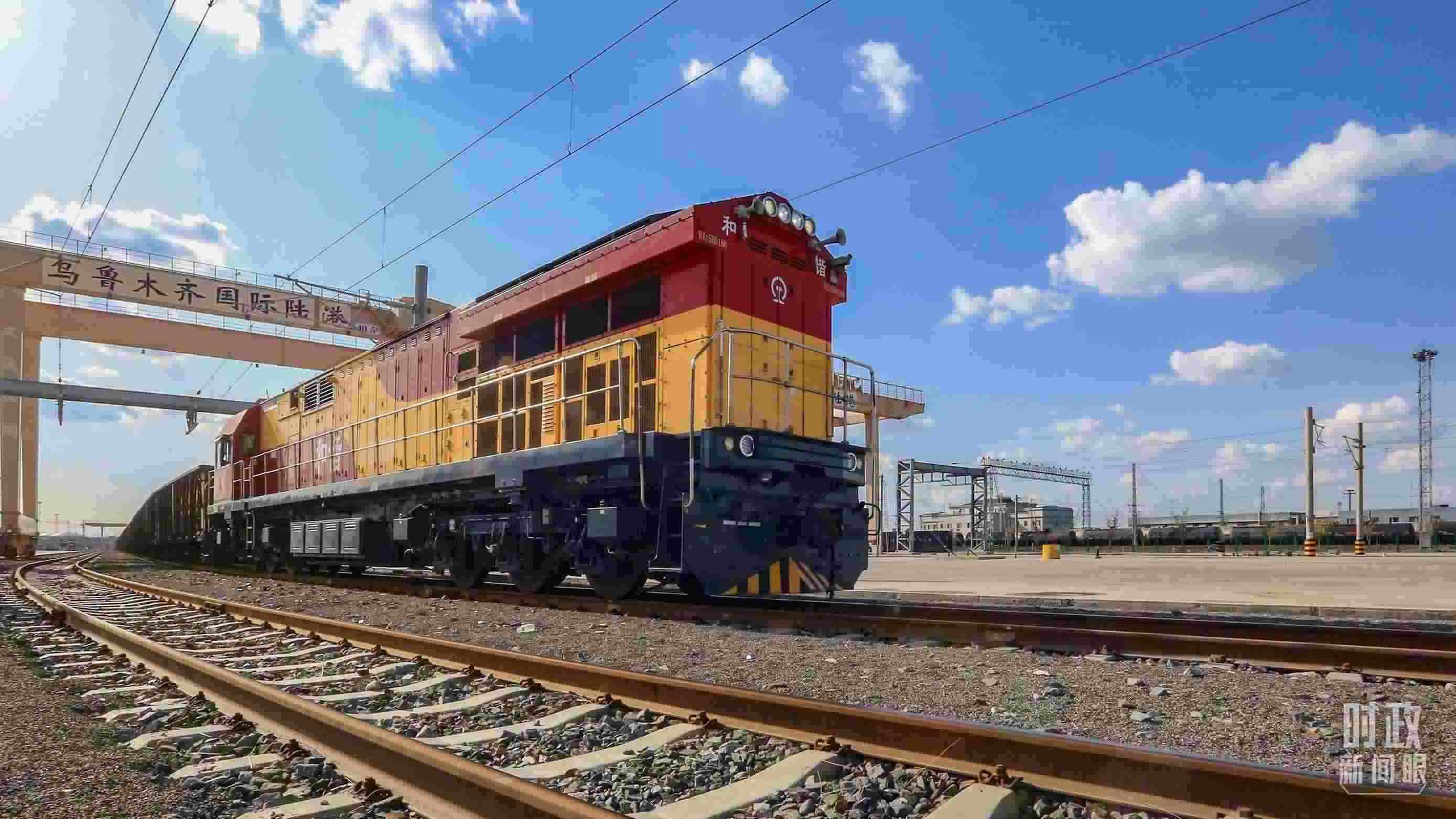 △2024年4月，烏魯木齊國(guó)際陸港區(qū)中歐班列“天山號(hào)”暢行絲路。（圖/視覺(jué)中國(guó)）