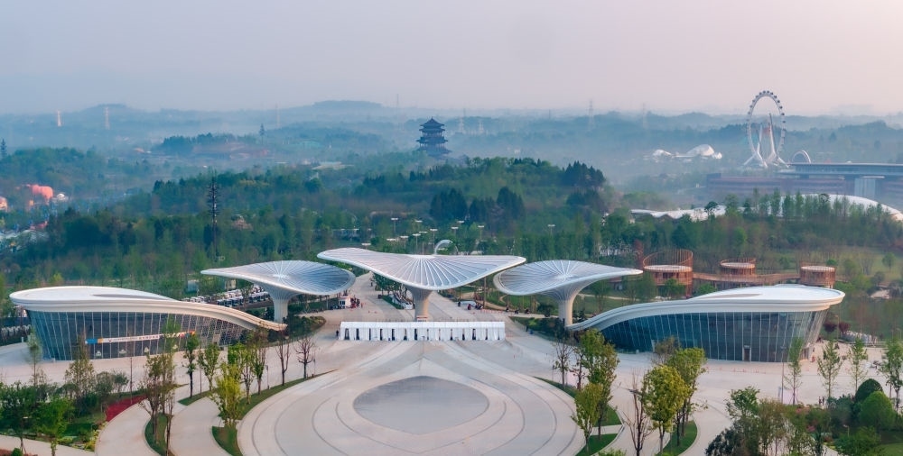 這是成都世園會(huì)主會(huì)場(chǎng)入口（無(wú)人機(jī)照片，2024年4月14日攝）。新華社記者 江宏景 攝