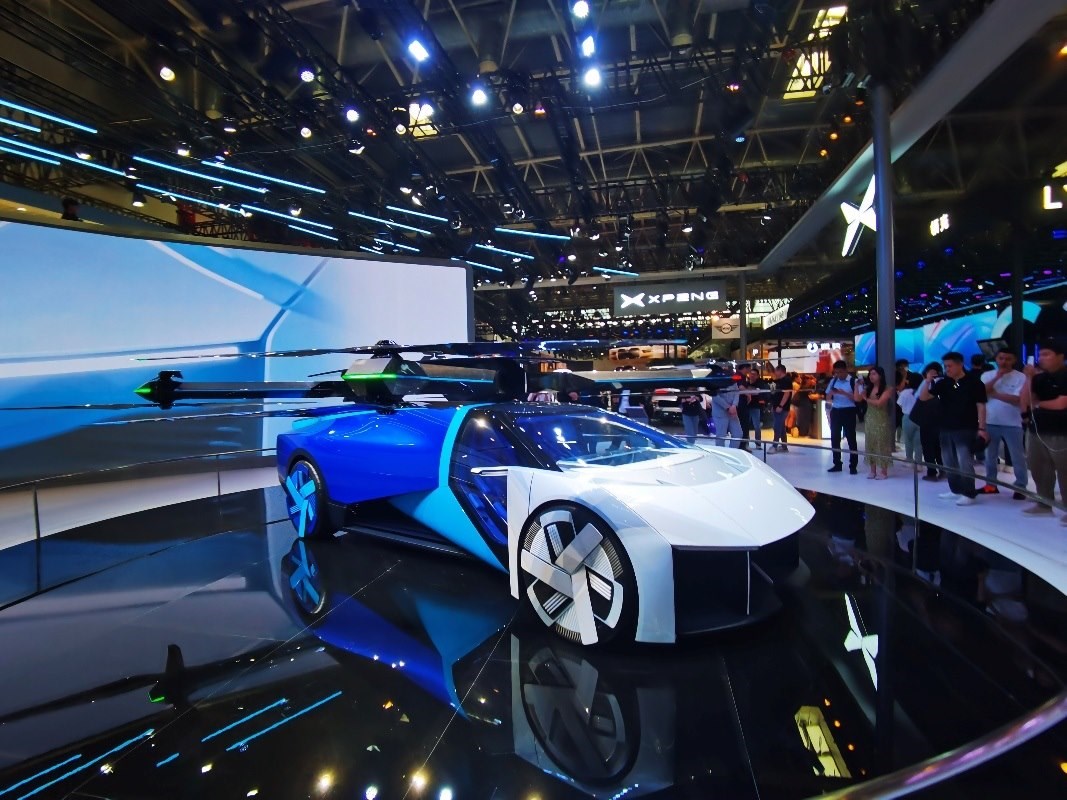 陸空一體式飛行汽車(chē)。人民網(wǎng)記者栗翹楚攝