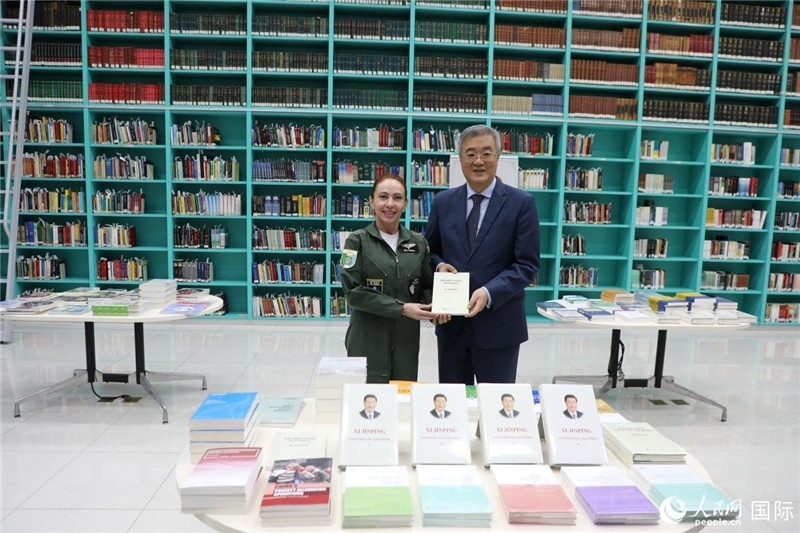 授課后，中國駐巴西大使祝青橋向巴西高等防務(wù)學(xué)院圖書館捐贈了150本書籍。圖為祝青橋和巴西高等防務(wù)學(xué)院院長卡拉·利里奧·馬丁斯在圖書捐贈儀式上。 人民網(wǎng)記者 陳一鳴攝