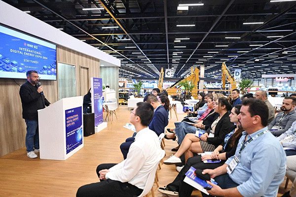 當?shù)貢r間4月26日，深圳市發(fā)展和改革委員會在巴西圣保羅國際工程機械及礦山機械展上舉行專題推介會，介紹將于今年下半年在深圳市舉辦的2024國際數(shù)字能源展。 2024國際數(shù)字能源展組委會供圖