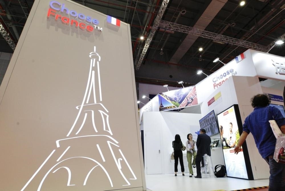 2019年11月5日，第二屆中國國際進(jìn)口博覽會在上海國家會展中心開幕。這是參觀者走過法國國家館。新華社記者 張玉薇 攝