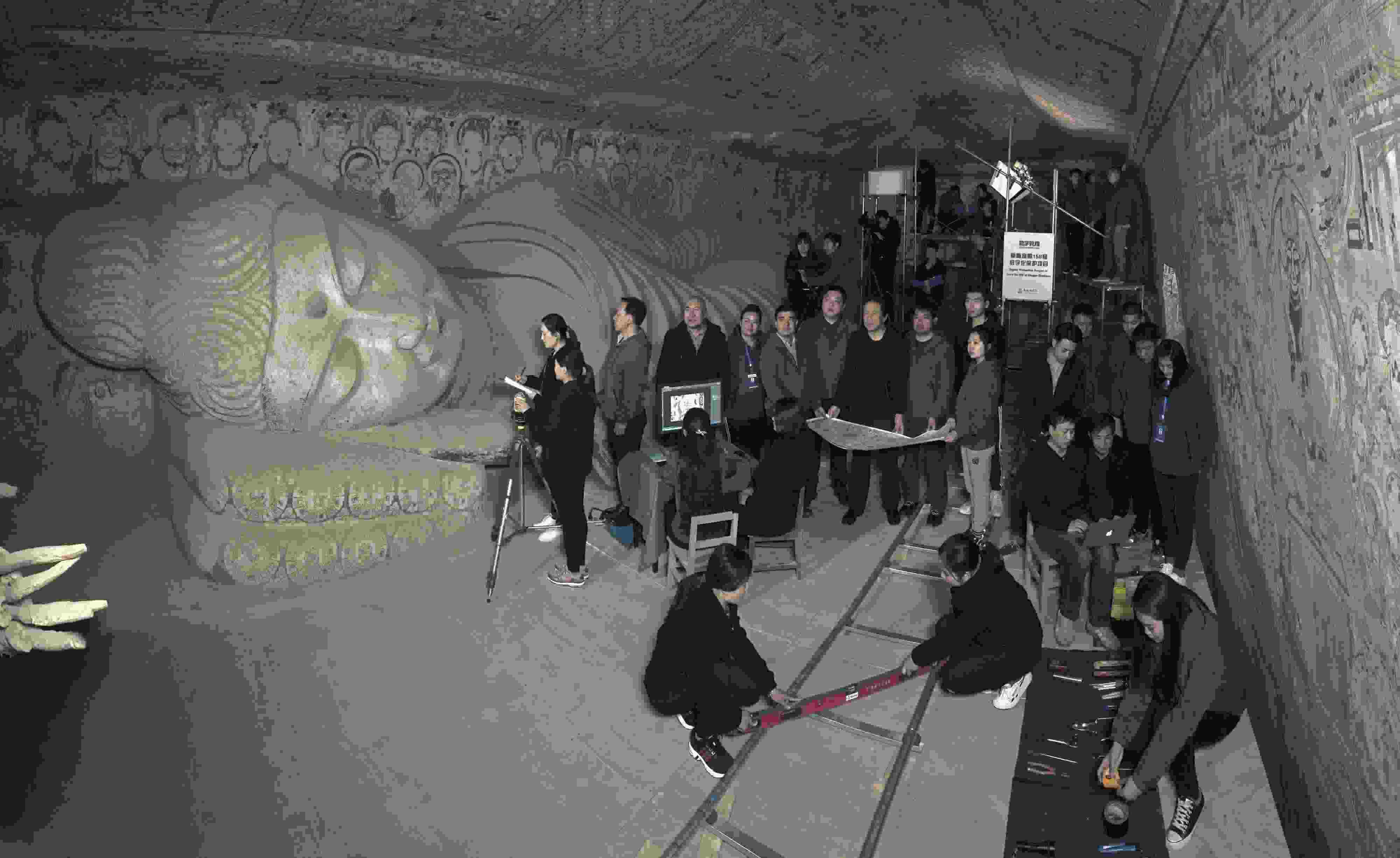 敦煌研究院文物數(shù)字化團(tuán)隊(duì)在莫高窟第158窟工作現(xiàn)場(chǎng)。敦煌研究院供圖