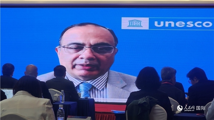 聯(lián)合國教科文組織駐華代表處代表夏澤翰通過視頻致辭。人民網(wǎng)記者 萬宇攝