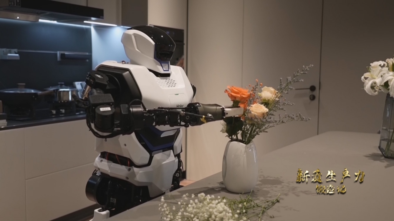 人形機(jī)器人插花。