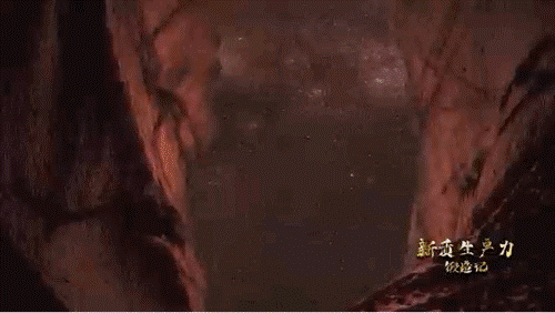 要甄別并發(fā)現(xiàn)暗物質(zhì)粒子，如同在一場人聲鼎沸的足球比賽現(xiàn)場聽見一根鋼針跌落的聲音。