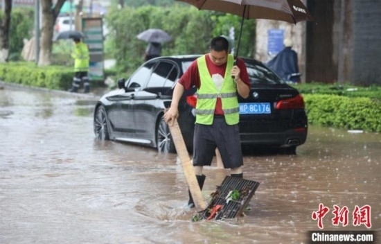 5月10日，廣西沿海遭遇強降雨。圖為欽州市城區(qū)多處積澇。陸敏 攝