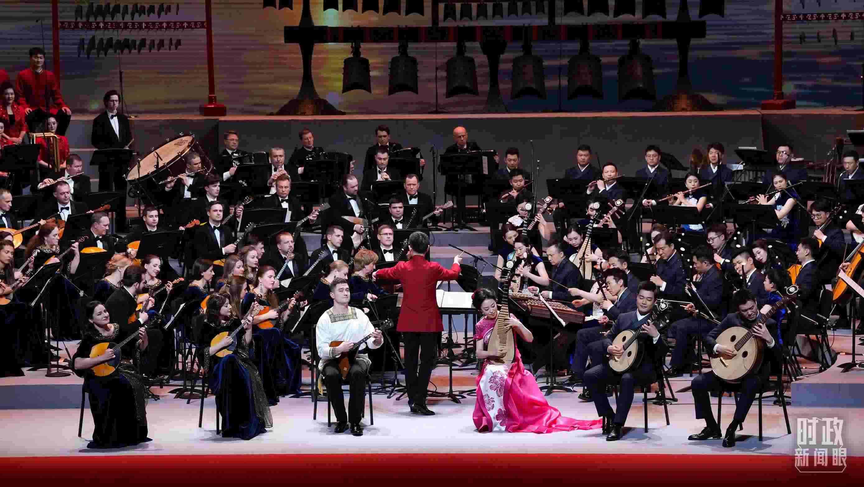 △前來參加音樂會的中俄藝術(shù)家匯聚一堂。（總臺央視記者李增仁、國廣記者李晉拍攝）
