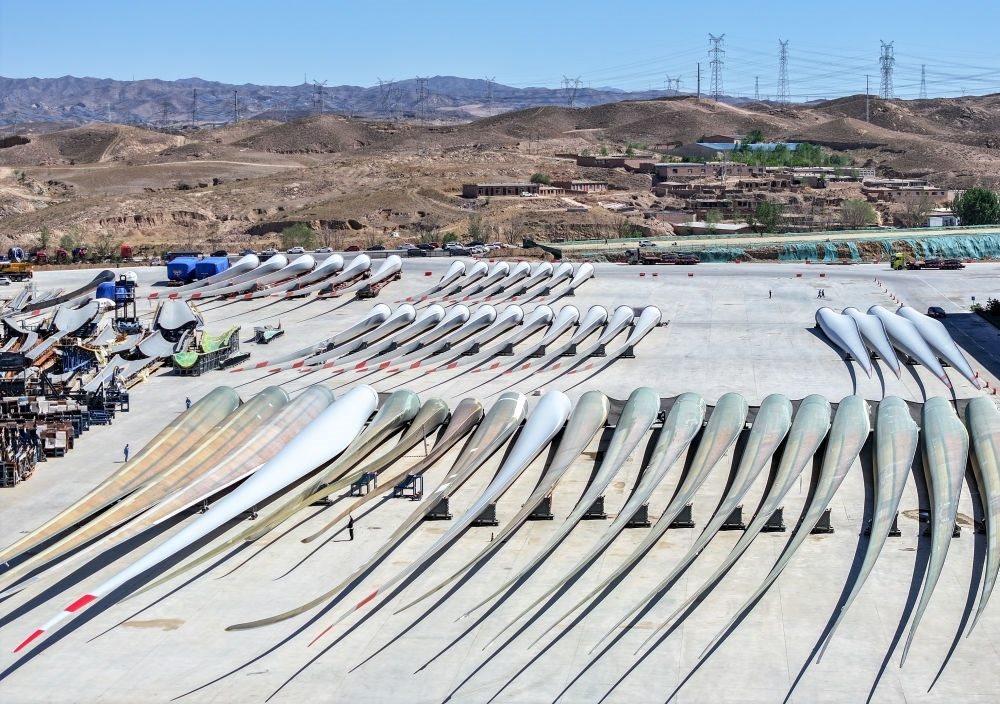 2024年5月11日拍攝的碼放在內(nèi)蒙古包頭市石拐區(qū)一家風(fēng)電設(shè)備制造企業(yè)廠區(qū)內(nèi)的葉片（無人機(jī)照片）。新華社記者 連振 攝