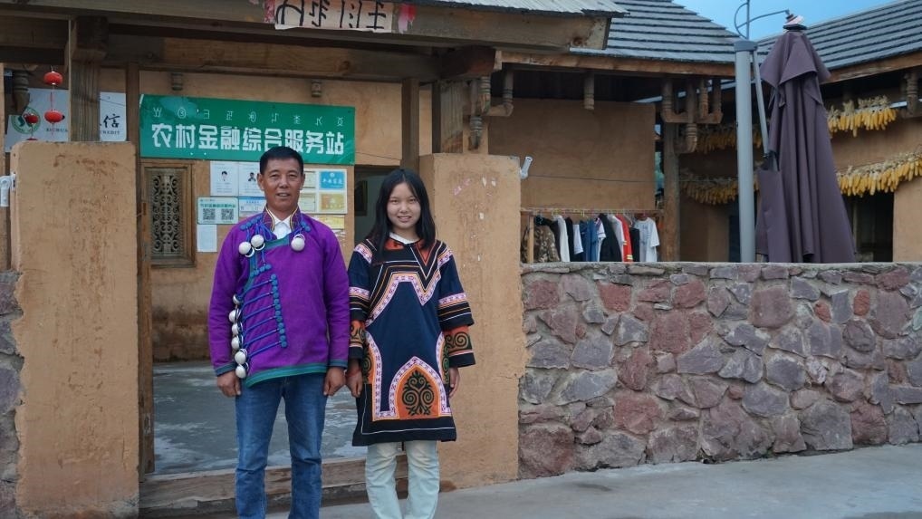 吉好有果和父親吉好也求在三河村新家合影。新華社記者 尹恒 攝