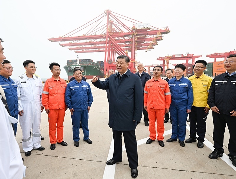 △2024年5月22日，習(xí)近平總書記在山東省日照港親切慰問港口科技工作者、運(yùn)營人員、航運(yùn)人員。