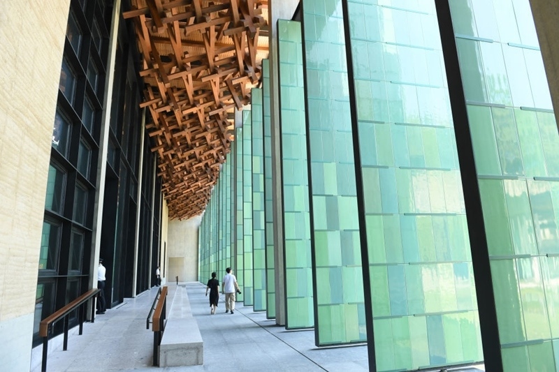 2022年7月23日，杭州國家版本館屋頂?shù)哪緲?gòu)和青瓷門扇相映成趣。