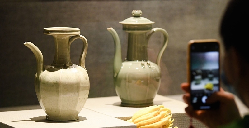 2021年9月14日，浙江省博物館，觀眾在拍攝北宋龍泉窯執(zhí)壺（左）和龍泉青瓷藝人劉杰制作的執(zhí)壺。