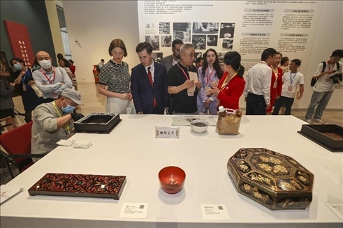 2023年5月28日，北京，推光漆器匠人為駐華使節(jié)展示技藝。