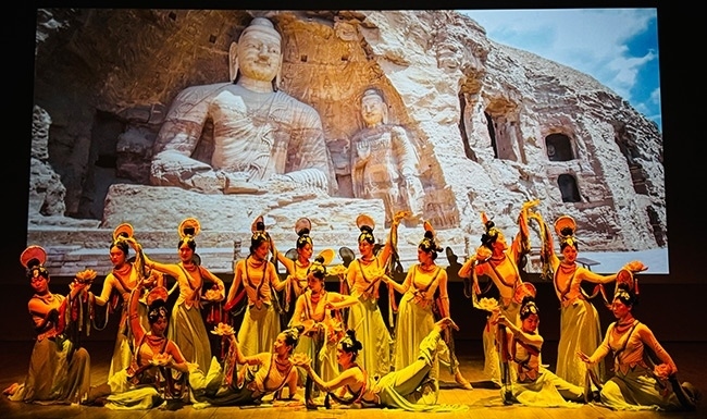 展演現(xiàn)場(chǎng)，同學(xué)們?cè)诒硌莨?jié)目《云岡飛天印象》。校方供圖