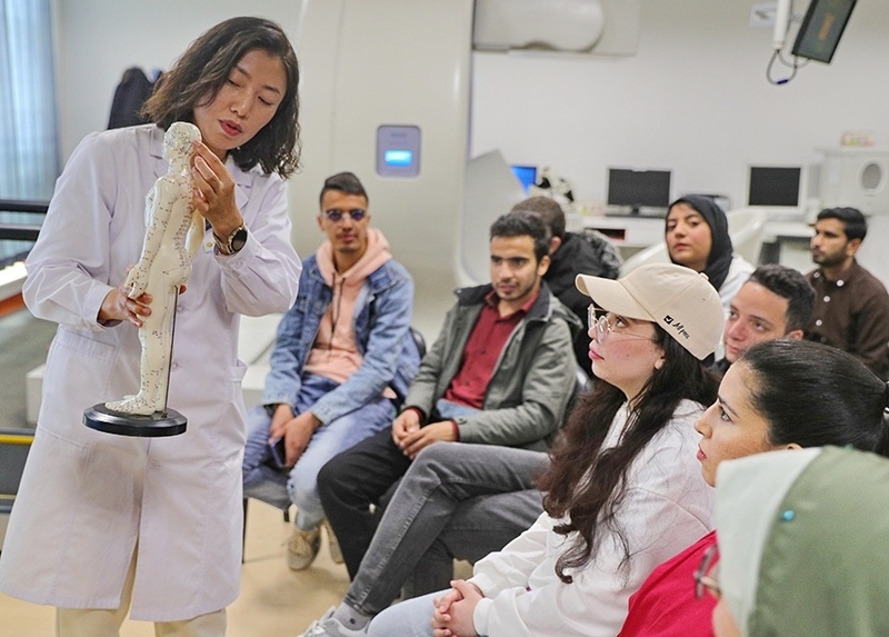 2023年4月19日，河北省秦皇島市中醫(yī)醫(yī)院醫(yī)務(wù)工作者為燕山大學外國留學生講解中醫(yī)經(jīng)絡(luò)知識。