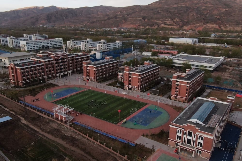 這是果洛西寧民族中學(xué)（2021年4月28日攝，無(wú)人機(jī)照片）。