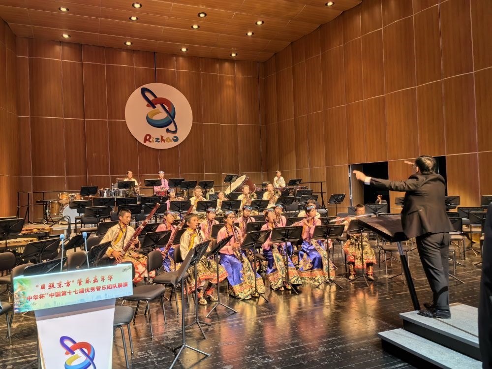 5月4日，來(lái)自果洛西寧民族中學(xué)的果洛州青少年管樂團(tuán)在山東省日照市演出。