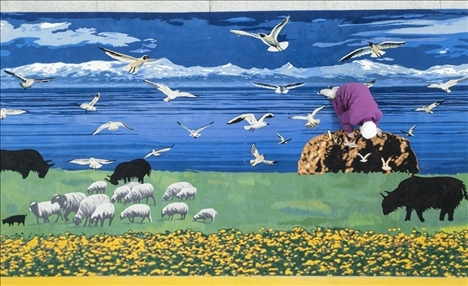 在青海省西寧市圣源地毯集團(tuán)有限公司生產(chǎn)車間，操作工檢查毯面、拔花刺（2023年2月4日攝）。新華社記者 才揚(yáng) 攝