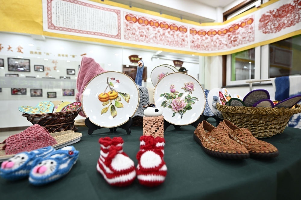 長城花園社區(qū)居民制作的手工藝品（6月19日攝）。