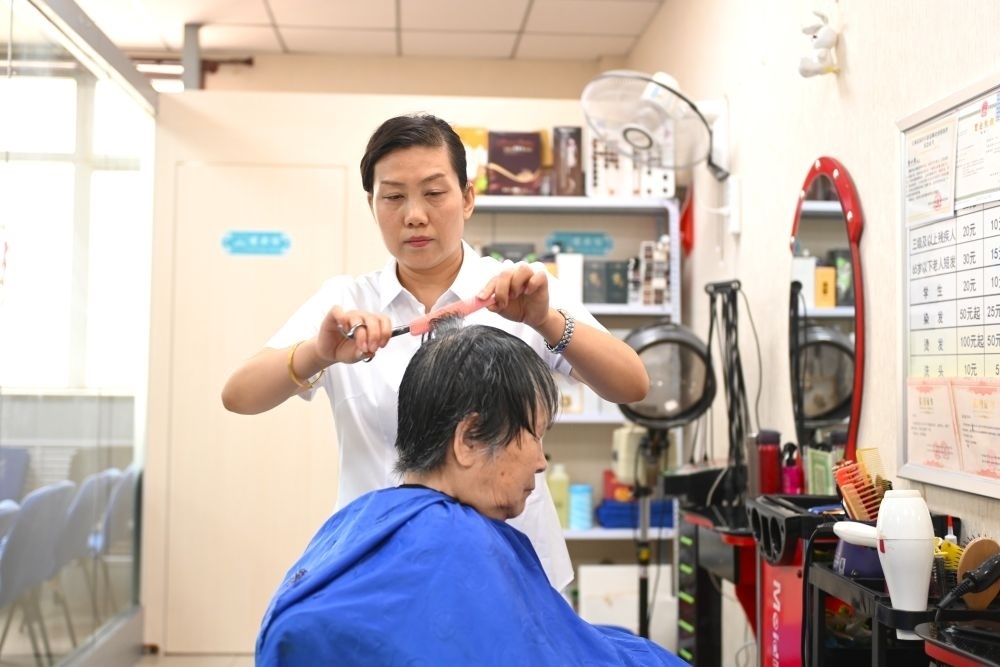 6月20日，長城花園社區(qū)的志愿者為居民理發(fā)。