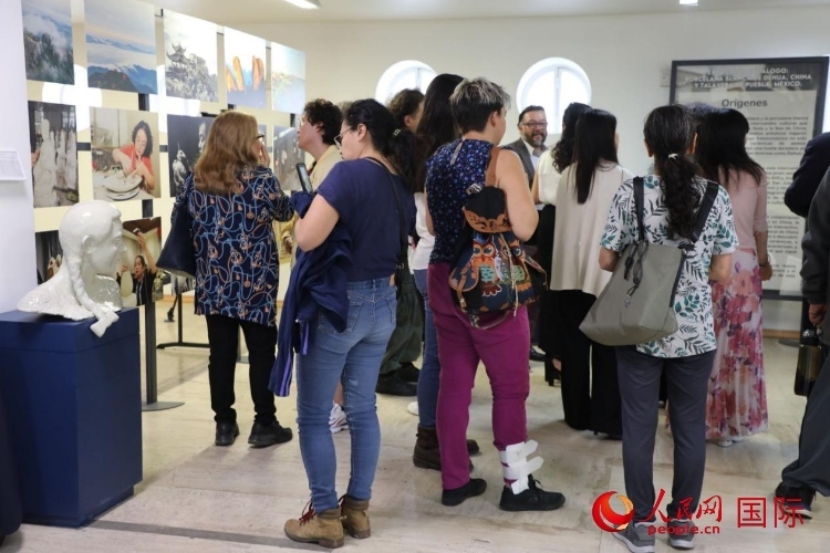 在展覽現(xiàn)場(chǎng)，觀眾們駐足欣賞德化白瓷和墨西哥彩瓷。人民網(wǎng) 埃內(nèi)斯托·多明戈斯攝