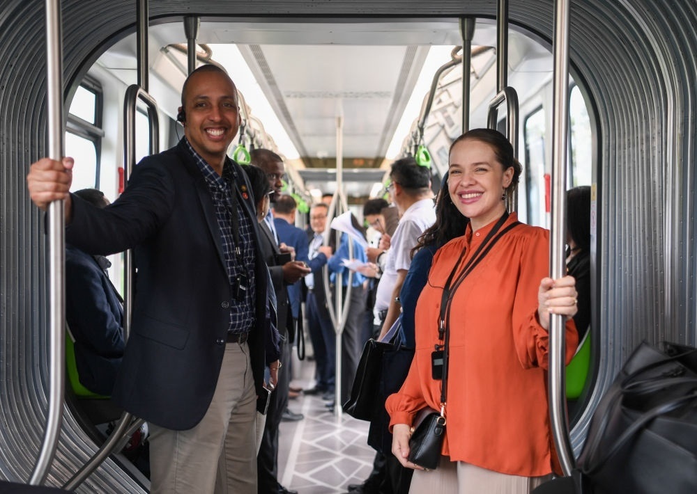 2024年4月22日，拉美和加勒比國(guó)家駐華使節(jié)、機(jī)構(gòu)代表和記者應(yīng)外交部邀請(qǐng)，在襄陽(yáng)騰龍汽車有限公司參訪。新華社記者 杜子璇 攝