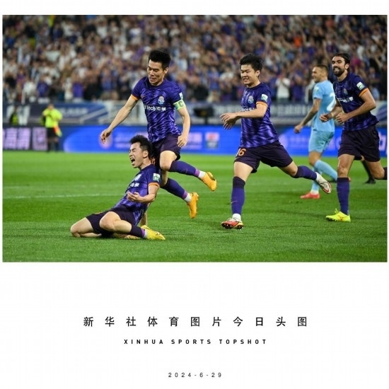 6月29日，天津津門虎隊(duì)球員劉俊賢（左一）在比賽中進(jìn)球后慶祝。新華社記者 孫凡越 攝