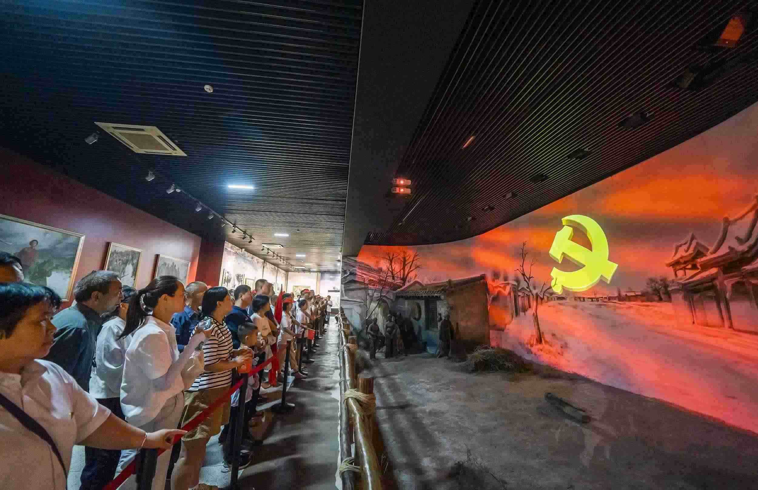 山西呂梁，游客正在文水縣劉胡蘭紀(jì)念館參觀。（圖片來源：視覺中國）